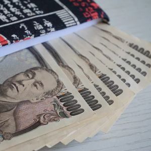 Japanese Yen Tumbles to 34-Year Low Against Soaring US Dollar